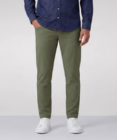 A man wearing the Charter Twill Pant in Olive