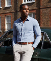 The Everywear Shirt Standard Length in Chambray Blue worn in a lifestyle setting.