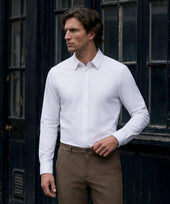 The Everywear Shirt Standard Length in True White worn in a lifestyle setting.