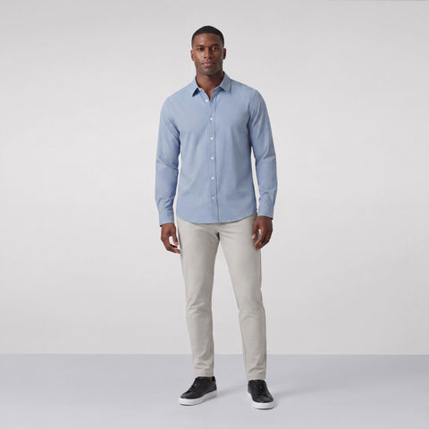 A secondary view of a man wearing the Everywear Shirt Shorter Length in Chambray Blue.