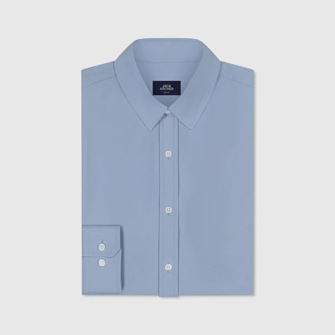 The Everywear Shirt Shorter Length in Chambray Blue worn in an everyday lifestyle setting.